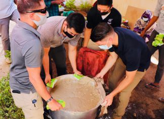 أفراد من مشاة البحرية الأمريكية يتطوعون مع سودانيين في تجهيز إفطار رمضان أفراد من مشاة البحرية الأمريكية يتطوعون مع سودانيين في تجهيز إفطار رمضان