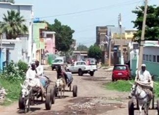 توزيع المياه بـ”التناكر” في المناطق التي تعاني العطش بالخرطوم توزيع المياه بـ”التناكر” في المناطق التي تعاني العطش بالخرطوم