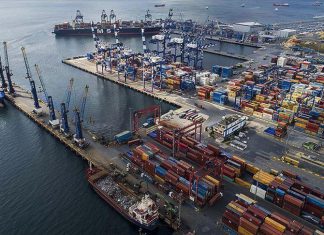 مصدرون: الميناء يتسبب فى خسائر فادحة ويؤدي لتراجع الصادر مصدرون: الميناء يتسبب فى خسائر فادحة ويؤدي لتراجع الصادر