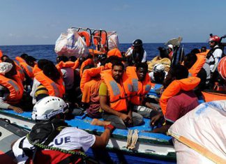 منظمة إنسانية تتهم البحرية الليبية بالاعتداء على مهاجرين بينهم سودانيين.. فيديو منظمة إنسانية تتهم البحرية الليبية بالاعتداء على مهاجرين بينهم سودانيين.. فيديو