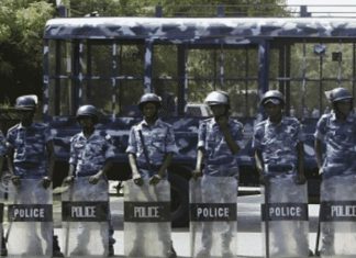 الشرطة تجبر العالقين بالطيران المدني فض اعتصامهم الشرطة تجبر العالقين بالطيران المدني فض اعتصامهم