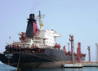 8 ناقلات للجازولين والبنزين والفيرنس تنتظر دورها للتفريغ في بورتسودان 8 ناقلات للجازولين والبنزين والفيرنس تنتظر دورها للتفريغ في بورتسودان