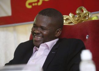 رئيس المريخ يوجه بعودة نجوم الأحمر المختارين للمنتخب رئيس المريخ يوجه بعودة نجوم الأحمر المختارين للمنتخب