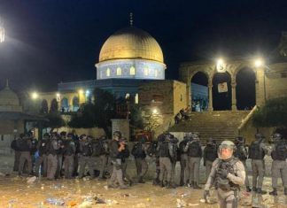 ليلة دامية في القدس الشريف.. وتنديد واسع بمحاولة ترحيل فلسطينيين من حي الشيخ جراح ليلة دامية في القدس الشريف.. وتنديد واسع بمحاولة ترحيل فلسطينيين من حي الشيخ جراح