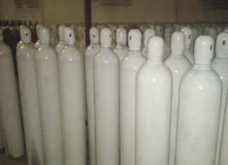 السودانيون يبحثون عن أسطوانات الأكسجين السودانيون يبحثون عن أسطوانات الأكسجين