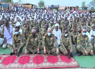 كباشي يؤدي صلاة عيد الفطر بمنطقة الفشقة الحدودية كباشي يؤدي صلاة عيد الفطر بمنطقة الفشقة الحدودية