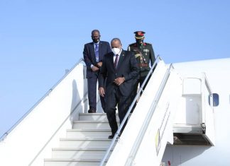 البرهان يعود للبلاد بعد مشاركته في مؤتمر باريس البرهان يعود للبلاد بعد مشاركته في مؤتمر باريس