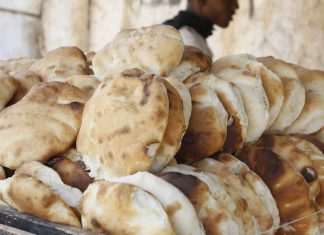 الدقيق والعمالة يفاقمان أزمة الخبز عقب العيد الدقيق والعمالة يفاقمان أزمة الخبز عقب العيد