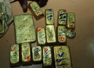 تفاصيل صادمة في قضية تهريب ذهب بطائرة سودانية في مطار الخرطوم تفاصيل صادمة في قضية تهريب ذهب بطائرة سودانية في مطار الخرطوم