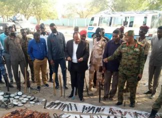 والى جنوب دارفور يقف على مضبوطات حملة جمع الأسلحة البيضاء والى جنوب دارفور يقف على مضبوطات حملة جمع الأسلحة البيضاء