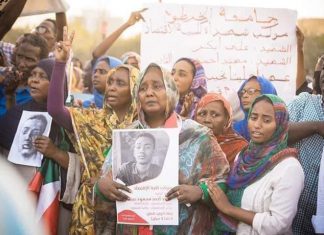 “أُسر الشهداء” تجدّد اتهامها لـ”حميدتي” وشقيقه بفض “اعتصام القيادة” “أُسر الشهداء” تجدّد اتهامها لـ”حميدتي” وشقيقه بفض “اعتصام القيادة”