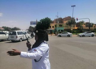 ظاهرة جديدة.. أياد ناعمة لفك الاختناقات المرورية بالخرطوم ظاهرة جديدة.. أياد ناعمة لفك الاختناقات المرورية بالخرطوم