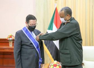 البرهان يمنح السفير الموريتاني بالخرطوم وسام النيلين البرهان يمنح السفير الموريتاني بالخرطوم وسام النيلين
