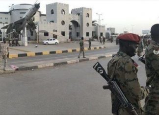 الجيش السوداني يغلق الطرق المؤدية لمقر قيادته تزامناً مع مظاهرات حاشدة الجيش السوداني يغلق الطرق المؤدية لمقر قيادته تزامناً مع مظاهرات حاشدة