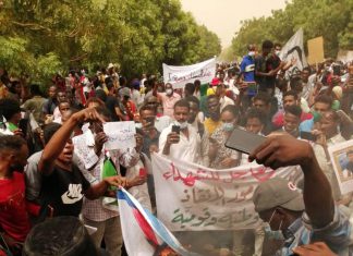 حرق العلم الإسرائيلي أمام بوابة مجلس الوزراء حرق العلم الإسرائيلي أمام بوابة مجلس الوزراء