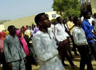 طلاب جامعة الجنينة يواصلون الاعتصام أمام وزارة التعليم العالي بالخرطوم طلاب جامعة الجنينة يواصلون الاعتصام أمام وزارة التعليم العالي بالخرطوم