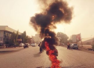 لجان المقاومة تُشعل شوارع الخرطوم لجان المقاومة تُشعل شوارع الخرطوم