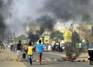 بعد حصبه بالحجارة … سائق عربة يطلق رصاص ويتخطي “المتاريس “ بعد حصبه بالحجارة … سائق عربة يطلق رصاص ويتخطي “المتاريس “