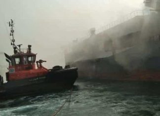 البحرية تسحب الباخرة التي شبت فيها النيران بميناء بورتسودان البحرية تسحب الباخرة التي شبت فيها النيران بميناء بورتسودان