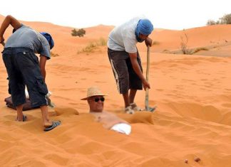 الدفن تحت الرمال الحارة.. أقصر طريق للعلاج بالصحراء الدفن تحت الرمال الحارة.. أقصر طريق للعلاج بالصحراء