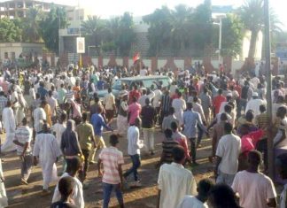 السودان.. مظاهرات تطالب بإسقاط الحكومة والأمن يمنع وصولها للقصر الرئاسي السودان.. مظاهرات تطالب بإسقاط الحكومة والأمن يمنع وصولها للقصر الرئاسي