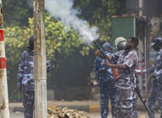 الخرطوم.. الأمن يفرق تظاهرة منددة بتدهور الوضع المعيشي الخرطوم.. الأمن يفرق تظاهرة منددة بتدهور الوضع المعيشي