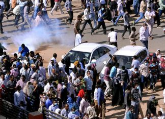 السودان: غضب الشارع يواجه بالهراوات وقنابل الغاز واعتقالات لمناصرين للبشير السودان: غضب الشارع يواجه بالهراوات وقنابل الغاز واعتقالات لمناصرين للبشير