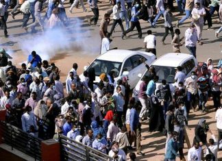 أطباء: (28) إصابة وسط المتظاهرين وإطلاق الغاز بلا سبب أطباء: (28) إصابة وسط المتظاهرين وإطلاق الغاز بلا سبب