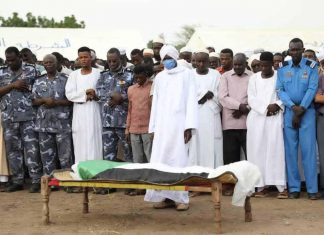 القضارف تشيع شهيد الشرطة..والوالي يصف قاتله بـ(المندس) القضارف تشيع شهيد الشرطة..والوالي يصف قاتله بـ(المندس)