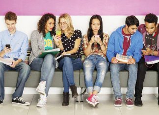 دراسة تؤكد أن استخدام الهواتف الذكية أكثر من ساعة يسبب التعاسة دراسة تؤكد أن استخدام الهواتف الذكية أكثر من ساعة يسبب التعاسة