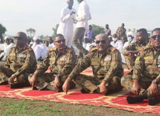 رئيس هيئة الاركان يؤدي صلاة العيد بالفشقة رئيس هيئة الاركان يؤدي صلاة العيد بالفشقة