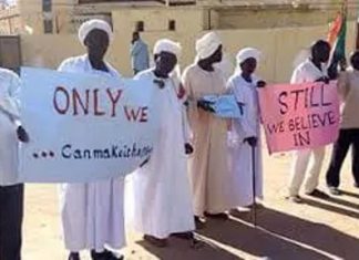 علي مدي ثلاثة اشهر مفصولو برنامج الغذاء العالمي بالفاشر يواصلون اعتصامهم علي مدي ثلاثة اشهر مفصولو برنامج الغذاء العالمي بالفاشر يواصلون اعتصامهم