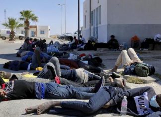 خفر السواحل التونسي ينقذ زورقا به 380 مهاجرا غير شرعي من بينهم سودانيين خفر السواحل التونسي ينقذ زورقا به 380 مهاجرا غير شرعي من بينهم سودانيين