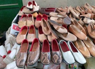 “المركوب”.. حذاء الرجل السوداني من جلود النمور والثعابين “المركوب”.. حذاء الرجل السوداني من جلود النمور والثعابين