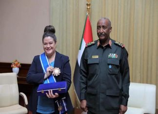 البرهان يمنح السفيرة الفرنسية وسام النيلين من الطبقة الأولى البرهان يمنح السفيرة الفرنسية وسام النيلين من الطبقة الأولى