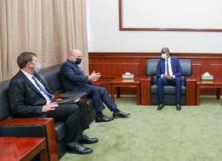 الهادي إدريس والطاهر حجر يلتقيان المدعي العام للمحكمة الجنائية الهادي إدريس والطاهر حجر يلتقيان المدعي العام للمحكمة الجنائية