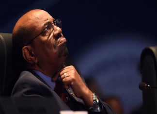 لا توجد عقبة.. حقوقيون يحسمون قانونياً تسليم المخلوع لـ”الجنائية” لا توجد عقبة.. حقوقيون يحسمون قانونياً تسليم المخلوع لـ”الجنائية”