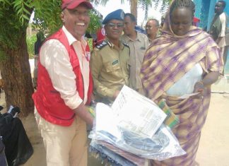 توزيع مساعدات إنسانية للمتضررين من السيول و الفيضانات بالشمالية توزيع مساعدات إنسانية للمتضررين من السيول و الفيضانات بالشمالية