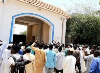 مسيرة سلمية بالفاشر احتجاجاً على مقتل أحد الأشخاص بظروف غامضة مسيرة سلمية بالفاشر احتجاجاً على مقتل أحد الأشخاص بظروف غامضة