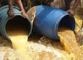 ضبط مستثمرين صينيين يديرون مصنعاً للخمور البلدية ضبط مستثمرين صينيين يديرون مصنعاً للخمور البلدية