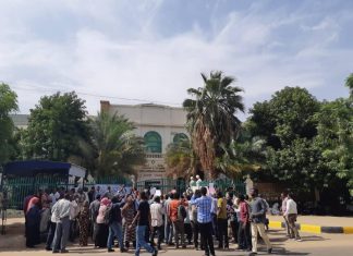 الصحفيون ينظمون وقفة احتجاجية تضامناً مع “الدالي” ويقاطعون أخبار المؤسسة العسكرية الصحفيون ينظمون وقفة احتجاجية تضامناً مع “الدالي” ويقاطعون أخبار المؤسسة العسكرية