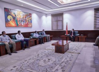 حمدوك يتسلم مبادرة “الإعلان السياسي الاجتماعي لقضايا الشرق” حمدوك يتسلم مبادرة “الإعلان السياسي الاجتماعي لقضايا الشرق”