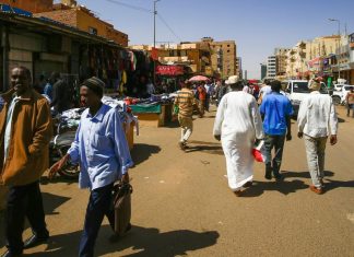 الباعة الجائلون يطالبون بتخصيص مواقع لهم بالسوق العربي الباعة الجائلون يطالبون بتخصيص مواقع لهم بالسوق العربي