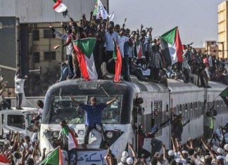 لجان مقاومة عطبرة ترفض التوجهات العنصرية وتزيل متاريس الفلول لجان مقاومة عطبرة ترفض التوجهات العنصرية وتزيل متاريس الفلول