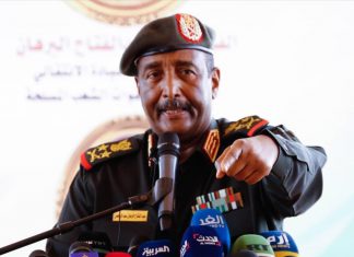 البرهان يؤكد حرص الجيش على التحول الديمقراطي وعدم الإنقلاب علي التغيير البرهان يؤكد حرص الجيش على التحول الديمقراطي وعدم الإنقلاب علي التغيير