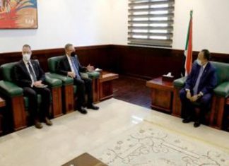 حمدوك يؤكد أهمية العمل كيدٍ واحدة لإنجاح الانتقال المدني الديمقراطي حمدوك يؤكد أهمية العمل كيدٍ واحدة لإنجاح الانتقال المدني الديمقراطي