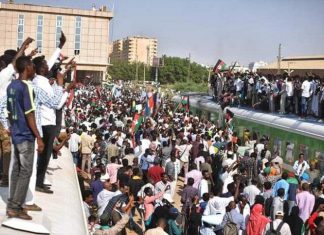 “الجيش جيش السودان وليس البرهان”.. الآلاف يتظاهرون تأييدا للحكم المدني “الجيش جيش السودان وليس البرهان”.. الآلاف يتظاهرون تأييدا للحكم المدني