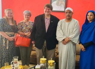 نائب مساعد وزير الخارجية الأمريكي يزور أسرة الشهيد مطر نائب مساعد وزير الخارجية الأمريكي يزور أسرة الشهيد مطر