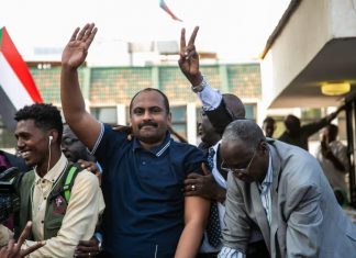 البرهان وحميدتي يرهنان احتواء الأزمة مع المدنيين بإبعاد محمد الفكي على وقع وساطة يشجعها حمدوك.. البرهان وحميدتي يرهنان احتواء الأزمة مع المدنيين بإبعاد محمد الفكي