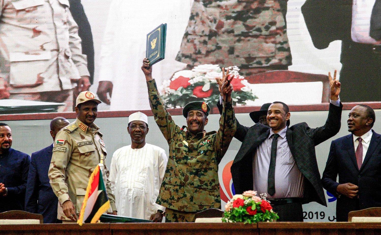 لي الذراع بين المدنيين والعسكريين يعمق أزمة السودان